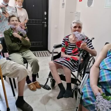 слушают историю с войны